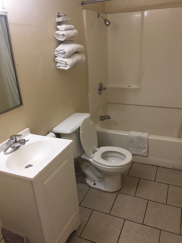 Economy Inn Lawton - photo 26