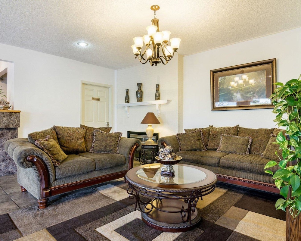 Econo Lodge Topeka Blvd. - photo 4