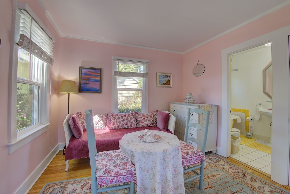 Secret Garden Inn and Cottages - photo 40