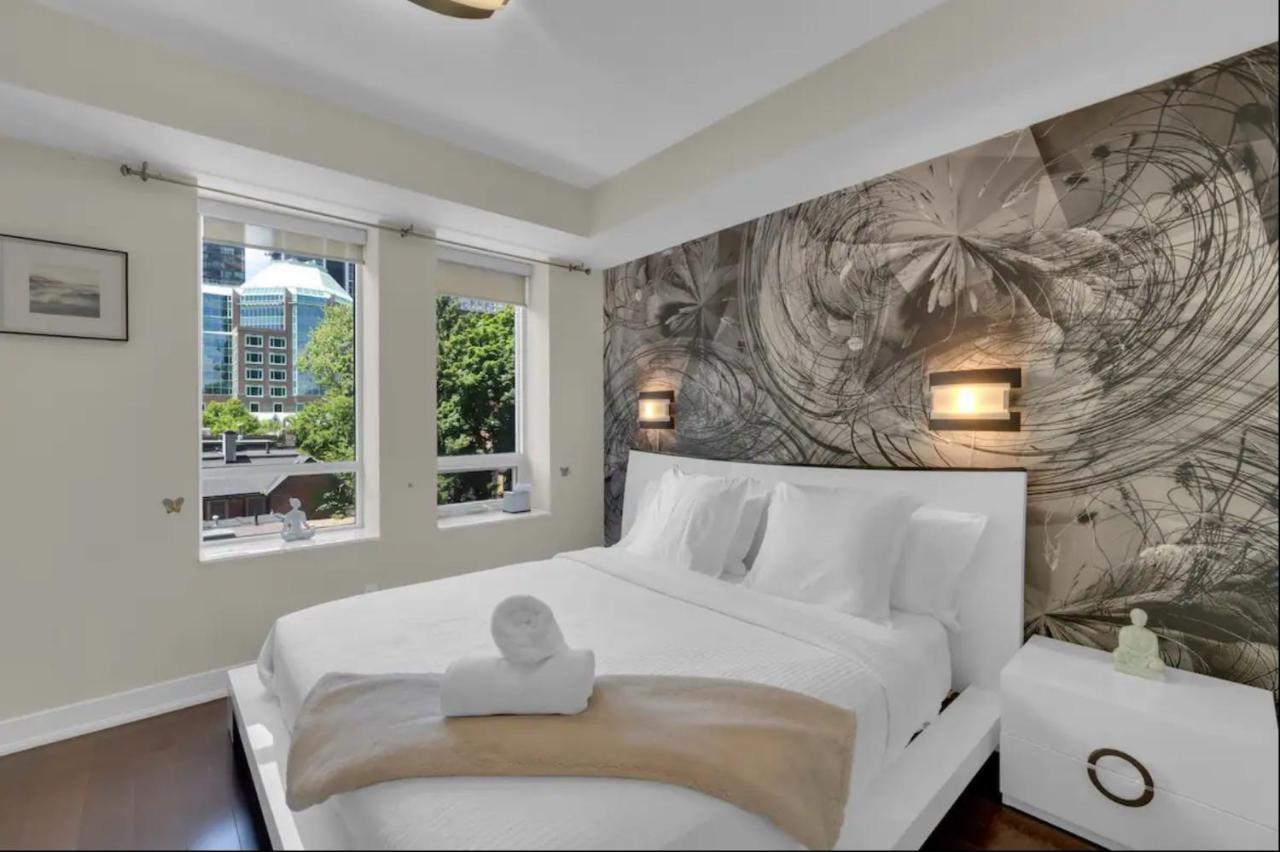 1560 sqft Elegant Condo at Downtown Hi End Shopping & Dining Area CN Tower View Bidet LockBox in Toronto, Canada