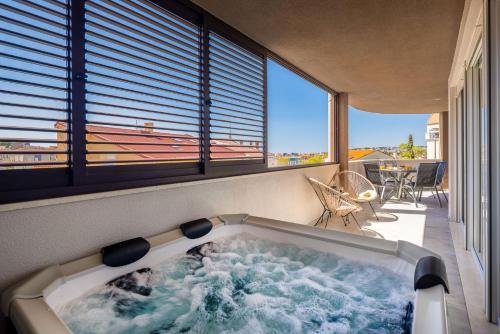 Comfortable Penthouse Apartment Sita — 4-Star Luxury Hotel in Podstrana, Croatia