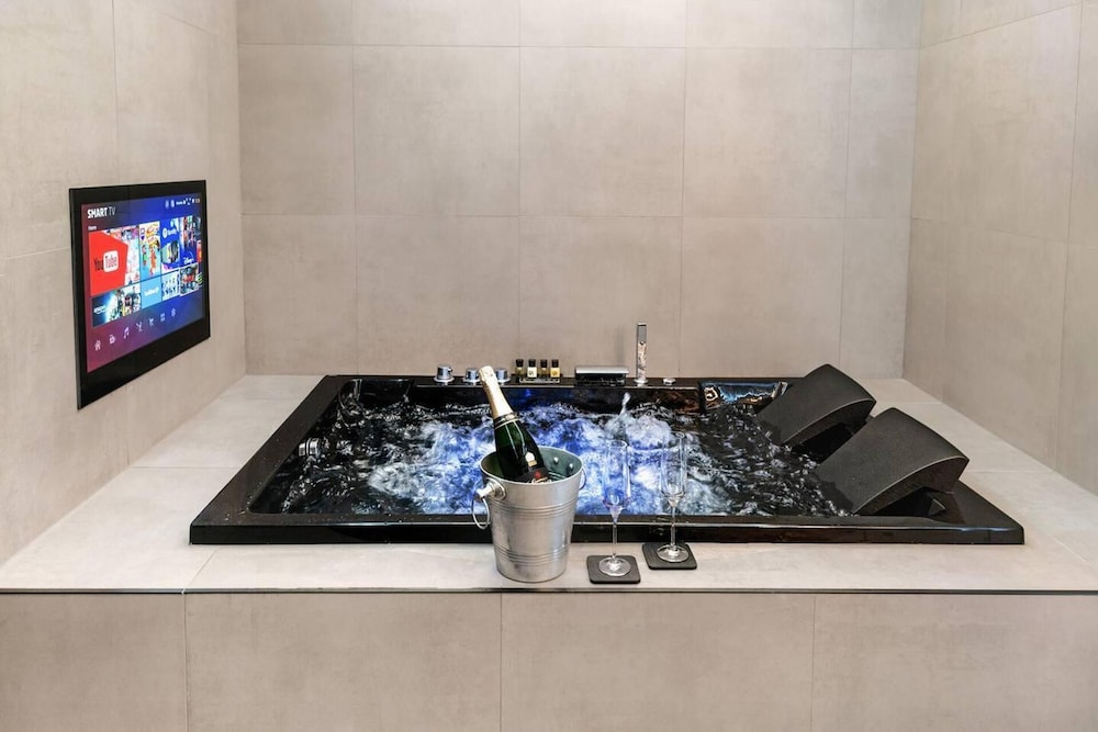 Luxury West End Oasis Lux Spa Bath Romantic — 4-Star Luxury Hotel in Edinburgh, United Kingdom