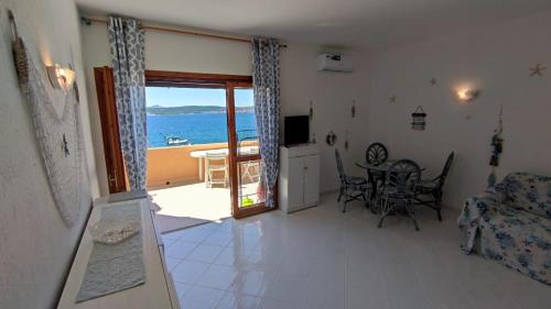 Appartamento Oltremare vista mare — 4-Star Luxury Hotel in La Maddalena, Italy