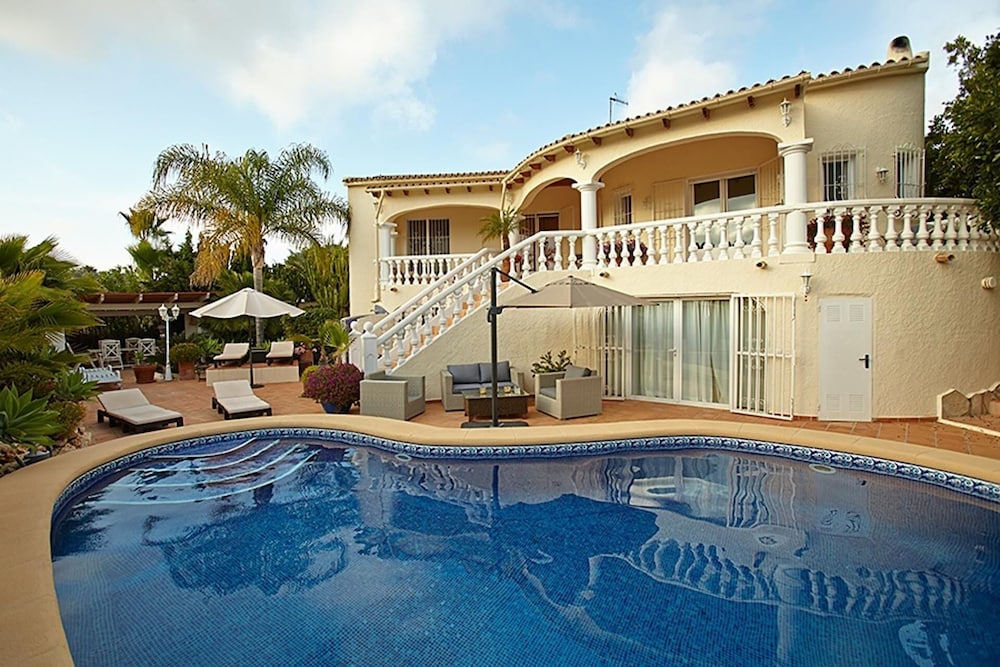 Luxury 5 Bed Mountain Views Heated Pool Games Room in Teulada, Spain