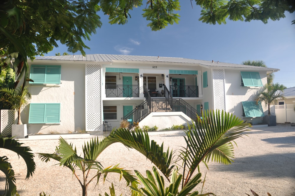 Lido Islander Inn and Suites