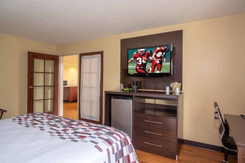 Red Roof Inn & Suites Indianapolis Airport - photo 24