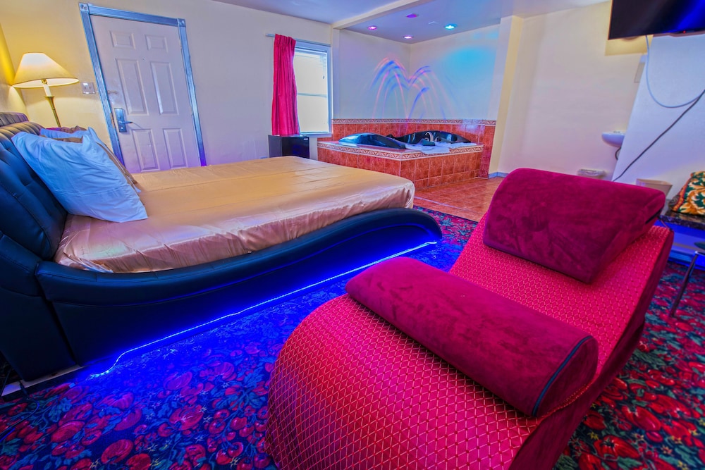 Presidential Inn & Suites - photo 14