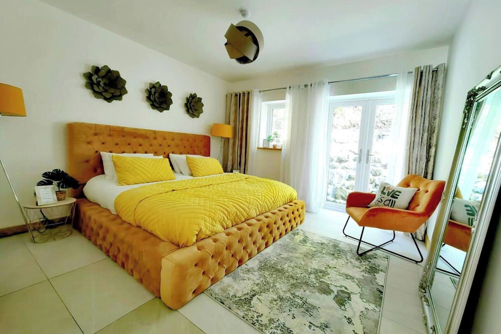 4 Bed Villa Sleeps 8 private Terrace free Parking — 4-Star Luxury Hotel in St Austell, United Kingdom