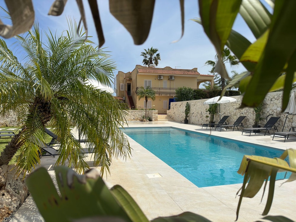 Villa Merilusi Apartments — 4-Star Luxury Hotel in Siracusa, Italy