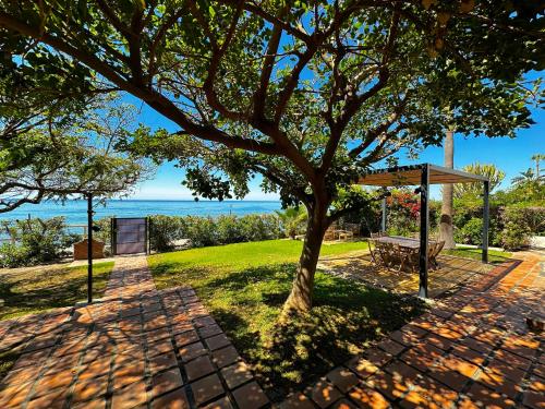 Villa Alboran Beachfront 9Pax — 4-Star Luxury Hotel in Rincon De La Victoria, Spain