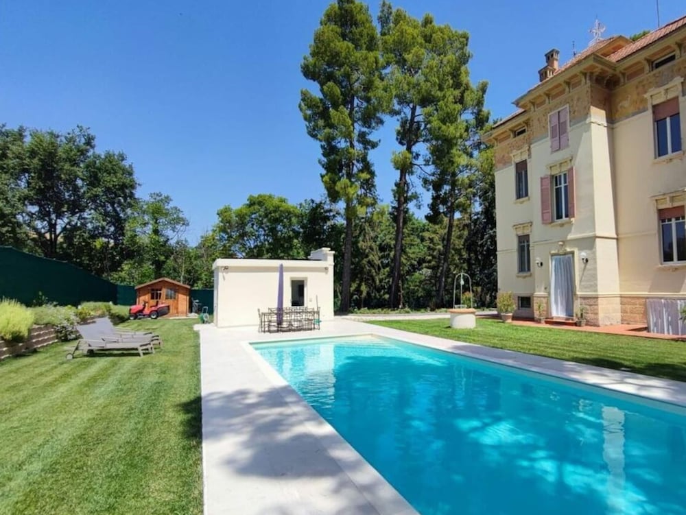 Villa Fazia Comfortable Holiday Residence — 4-Star Luxury Hotel in Ortezzano, Italy