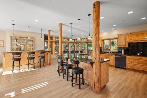 Do not miss your chance to vacation at this five bedroom 5 bath mountain home