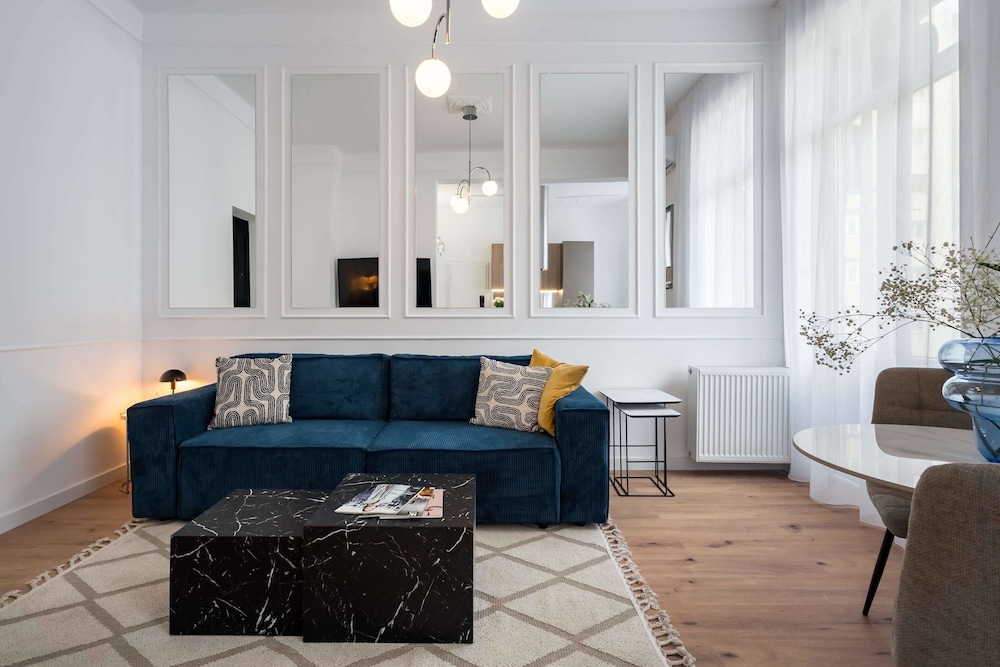 Elegant & Bright 2BR Steps From Old Town - last minute hotel in Bucharest