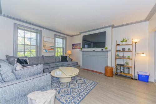 Massive 5BD 4BA 3 Story Duplex @ Downtown Albany