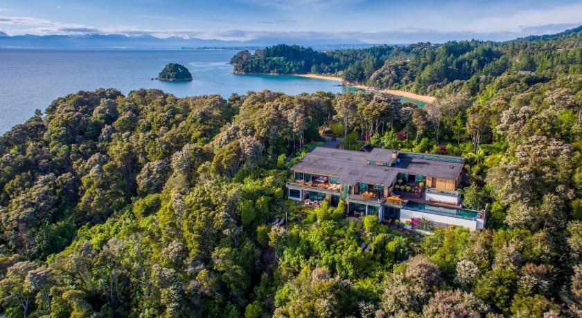 Split Apple Retreat in Motueka, New Zealand