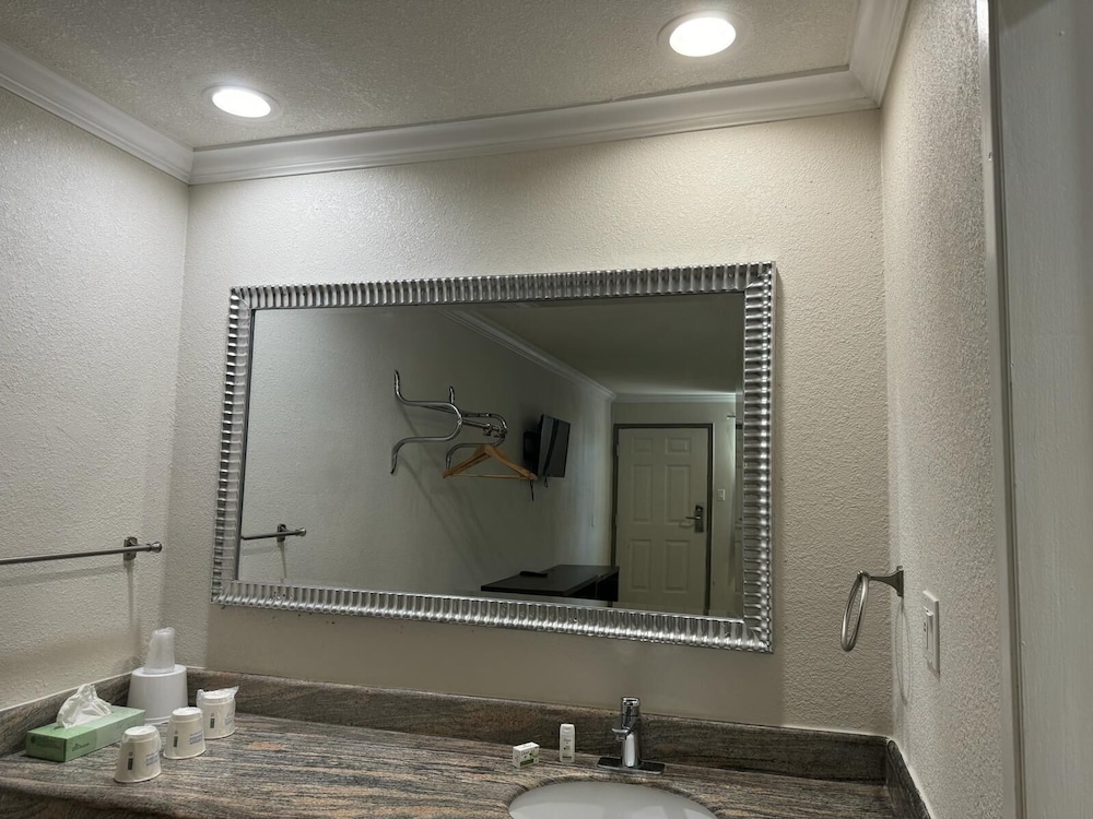 Baymont by Wyndham Bakersfield - photo 10