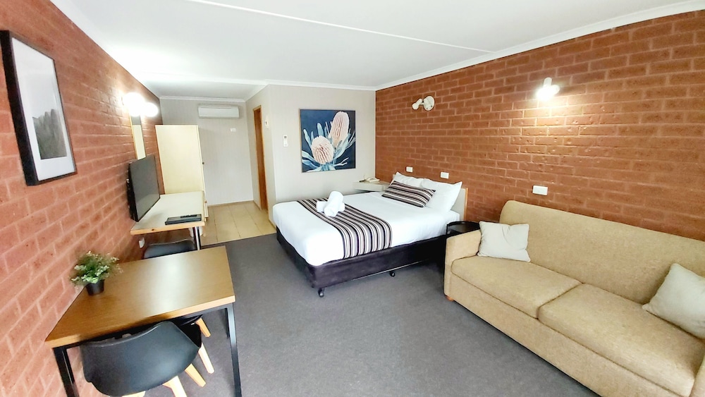 Country Mile Motor Inn — hotel in Forbes