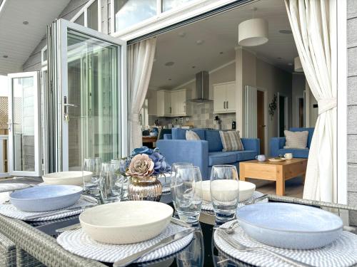 Lodge 9 Creek Caravan Park Ringstead — 4-Star Luxury Hotel in Dorchester, United Kingdom