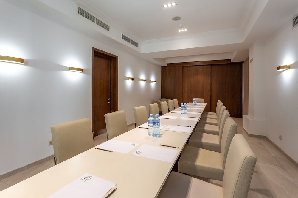 Meeting facility