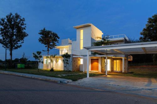 Golfing Twins Villa by StayJadeGardenRetreat8BHK — 4-Star Luxury Hotel in Hosur, India