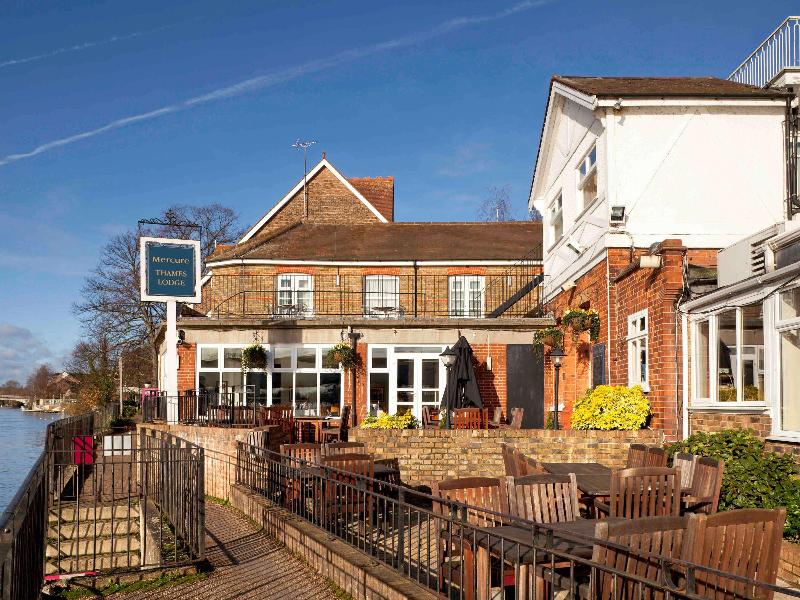 Sunday London Staines upon Thames Heathrow T5 — hotel in Staines