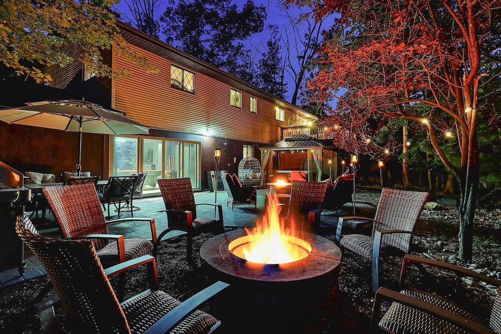 Game Room and Hot Tub Ski Getaway in Poconos — 4-Star Luxury Hotel in East Stroudsburg, United States