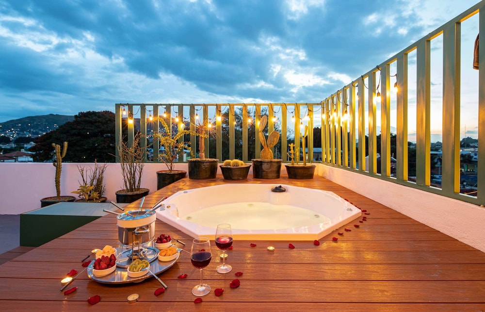 Rooftop Hot Tub 3 levels 5br in Villa — 5-Star Luxury Hotel in Oaxaca, Mexico
