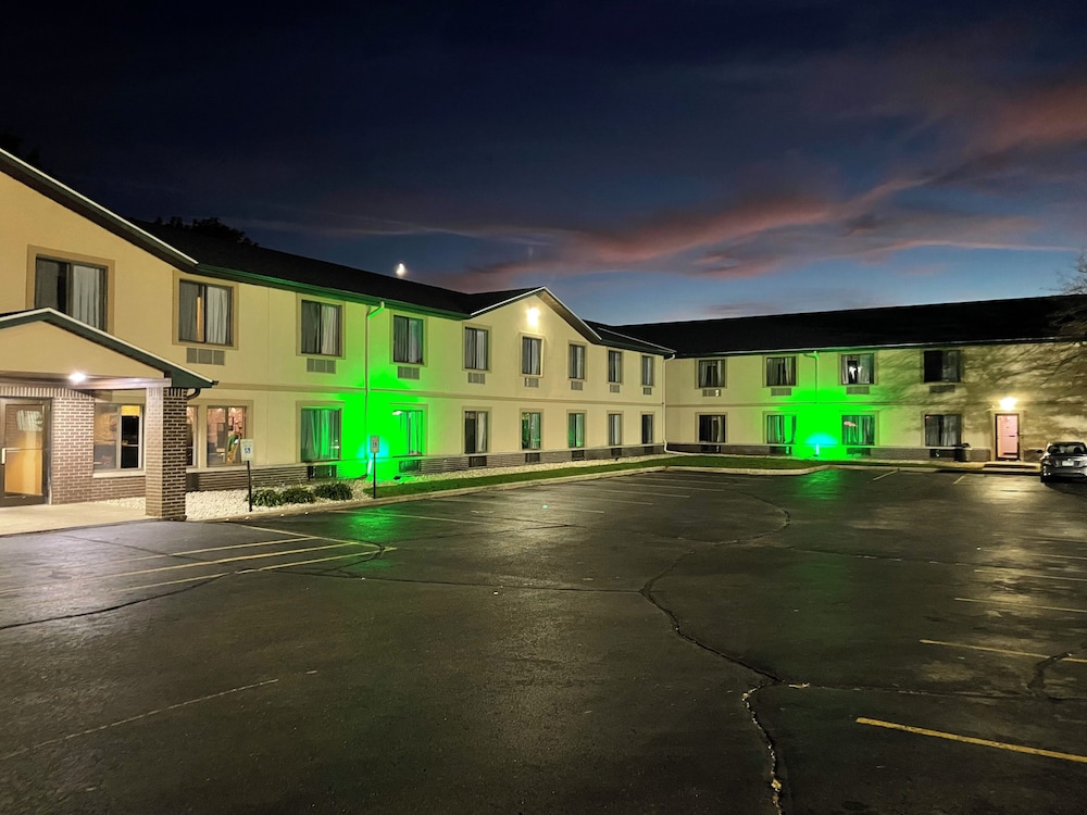 Delavan Inn and Suites - photo 14