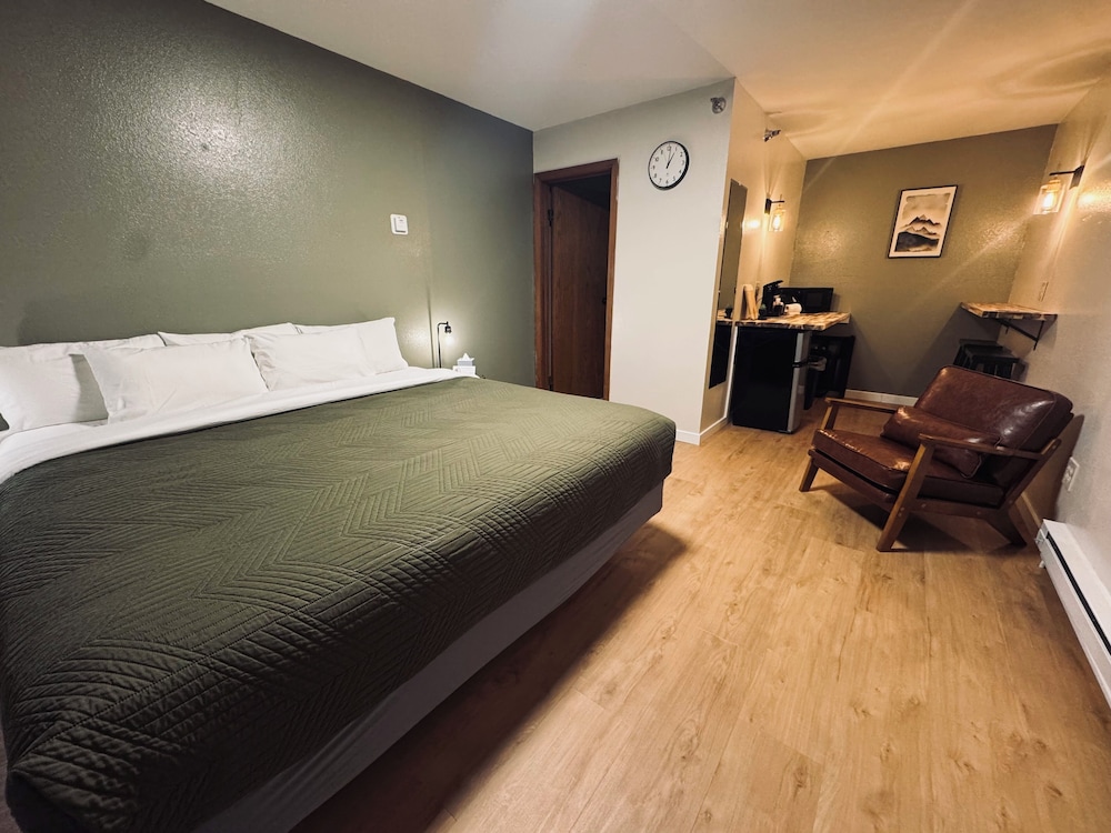The Pioneer Motel - photo 12