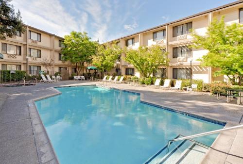 Hawthorn Suites by Wyndham Sacramento - photo 48