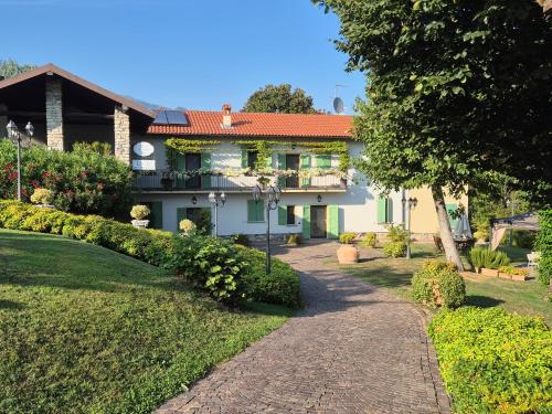 Casale Raffaello B&B — 4-Star Luxury Hotel in Albese Con Cassano, Italy