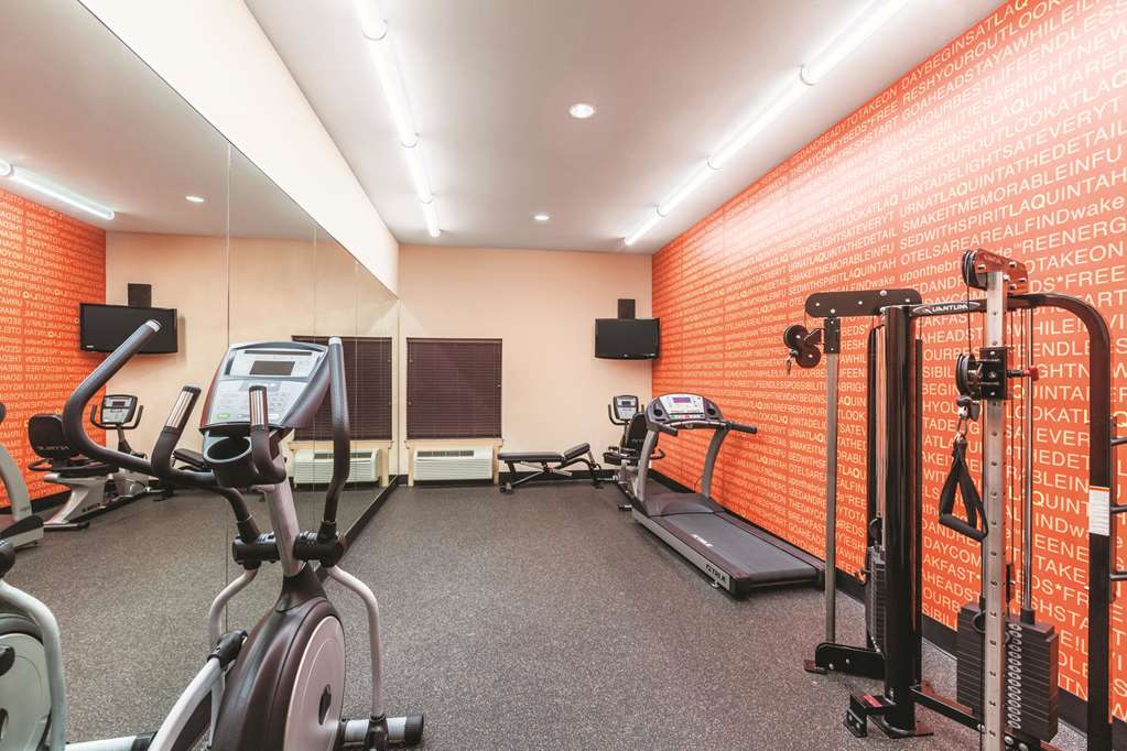La Quinta Inn & Suites by Wyndham Houston Bush Intl Airpt E - photo 9