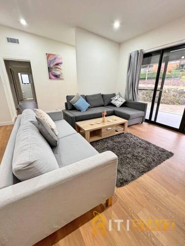 Lavish in Lyons 3bd 2bth Spacious & Modern Home — 4-Star Luxury Hotel in Lyons, Australia