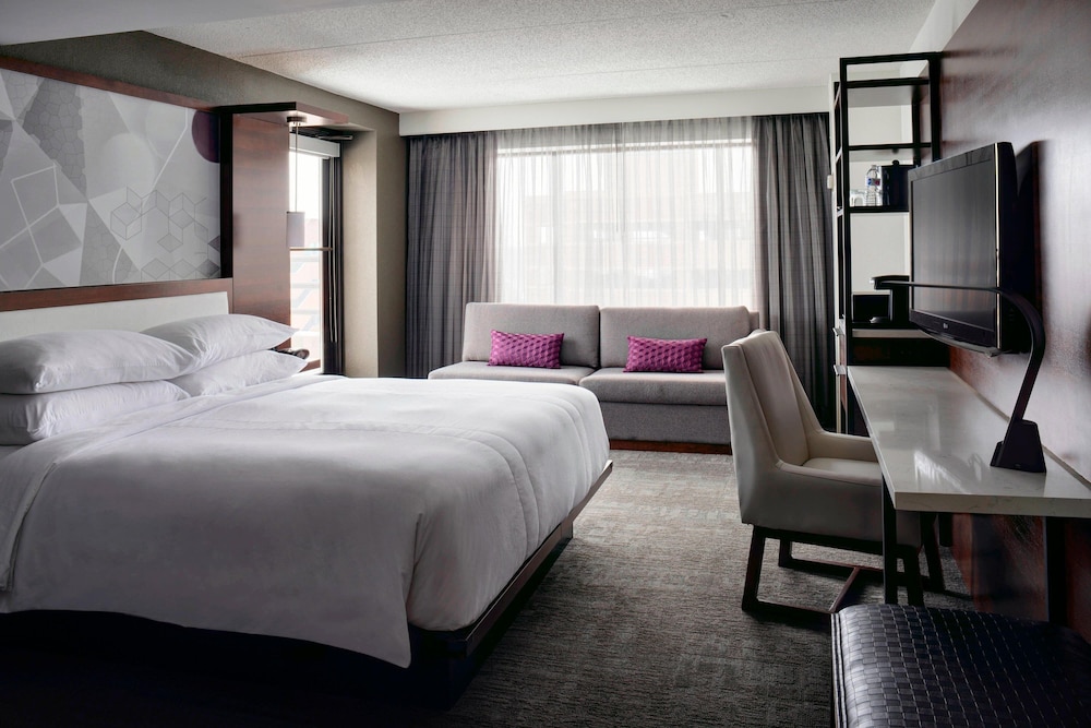 Marriott East Lansing at University Place - photo 6