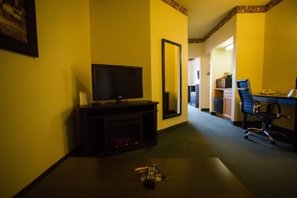 Chisholm Inn & Suites - photo 12
