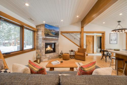 Splendid at Chamberlands by Tahoe Getaways Chamberlands HOA Private Hot Tub & Walk to Lake Tahoe — hotel in Tahoma