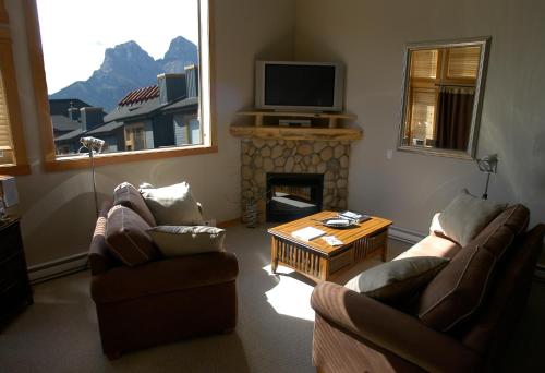 Apartment 407 Contemporary Decor — 4-Star Luxury Hotel in Canmore, Canada
