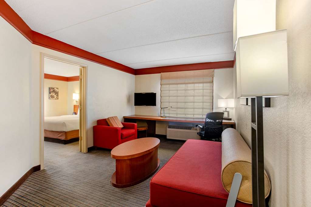 La Quinta Inn & Suites by Wyndham Raleigh Crabtree - photo 24