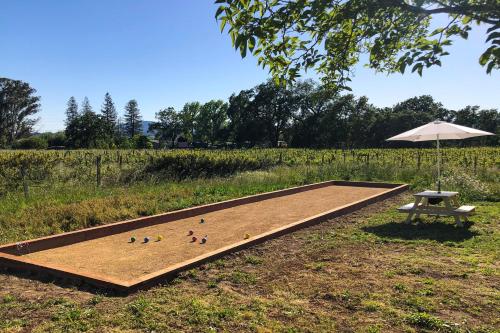 Bird and Barrel Vineyard Farmhouse — 4-Star Luxury Hotel in Healdsburg, United States