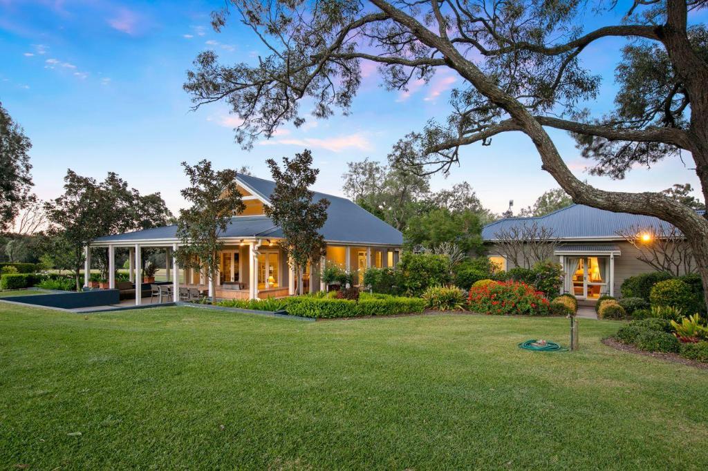 Brokenback Vineyard Cottage — 4-Star Luxury Hotel in Pokolbin, Australia