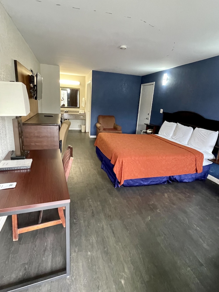 Key West Inn Roanoke - photo 10