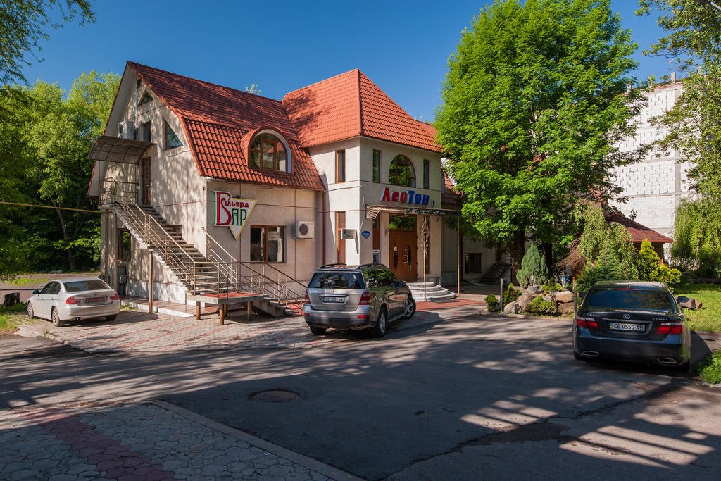 Leoton Hotel in Chernivtsi, Ukraine