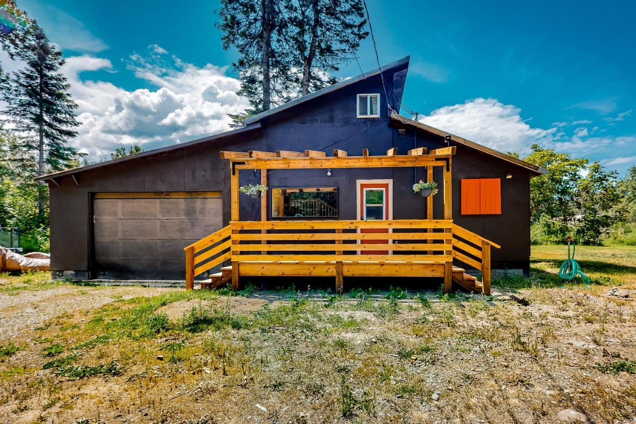 Riverfront Retreat - carbon neutral hotel in Cle Elum
