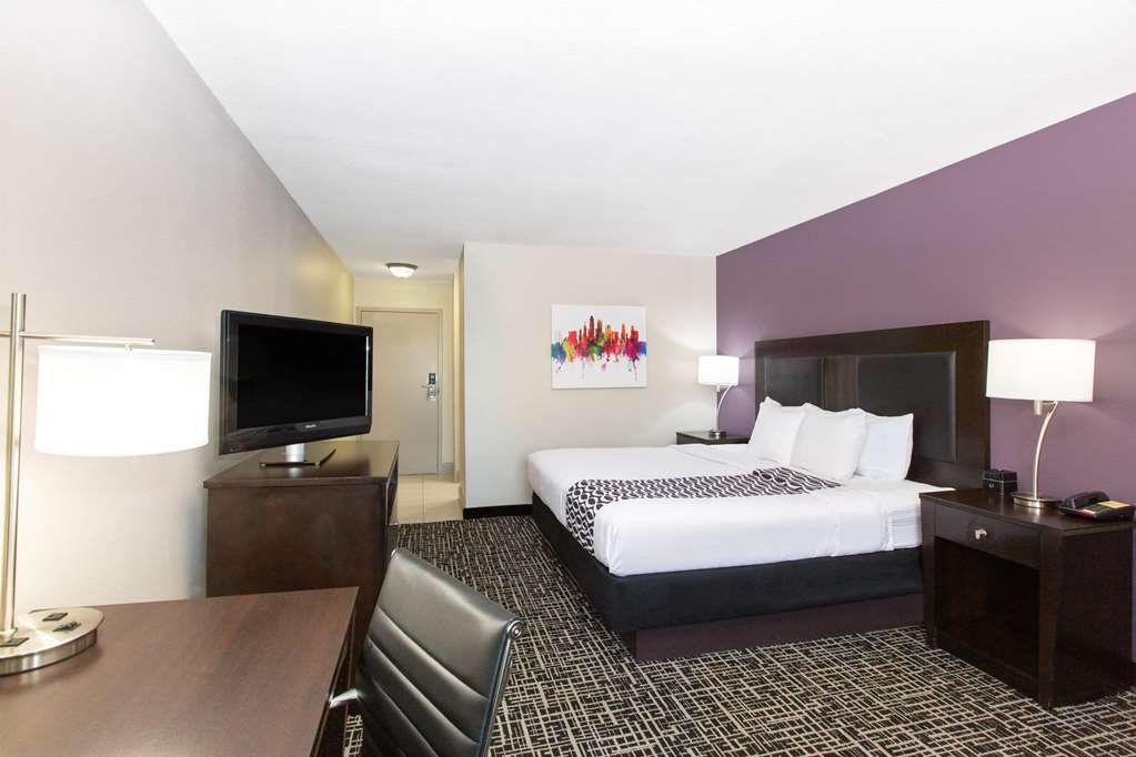 La Quinta Inn & Suites by Wyndham Blue Springs - photo 27