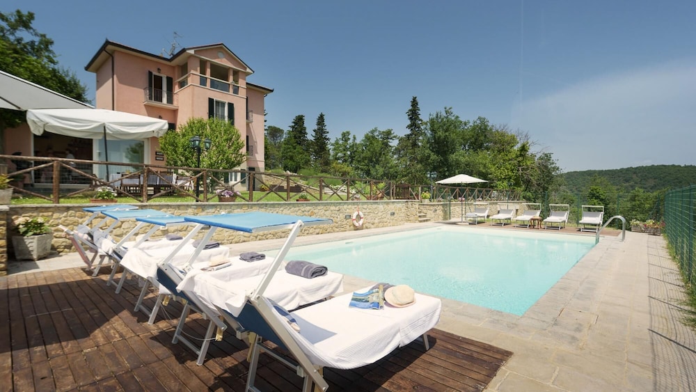 Villa Vittoria D'anghiari 7&3 Emma Villas — 4-Star Luxury Hotel in Anghiari, Italy