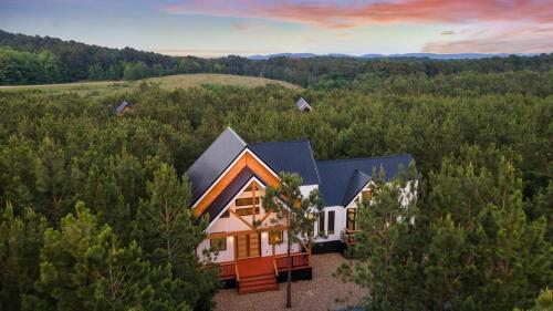 NEW Entertainer Cabin with Spa Games & Playground — 4-Star Luxury Hotel in Broken Bow, United States