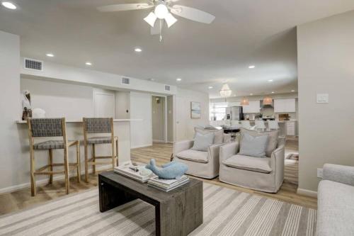Harbor HideAway with Heated Pool 1 Mile to Beach and close to Cruise Terminal — 4-Star Luxury Hotel in Galveston, United States