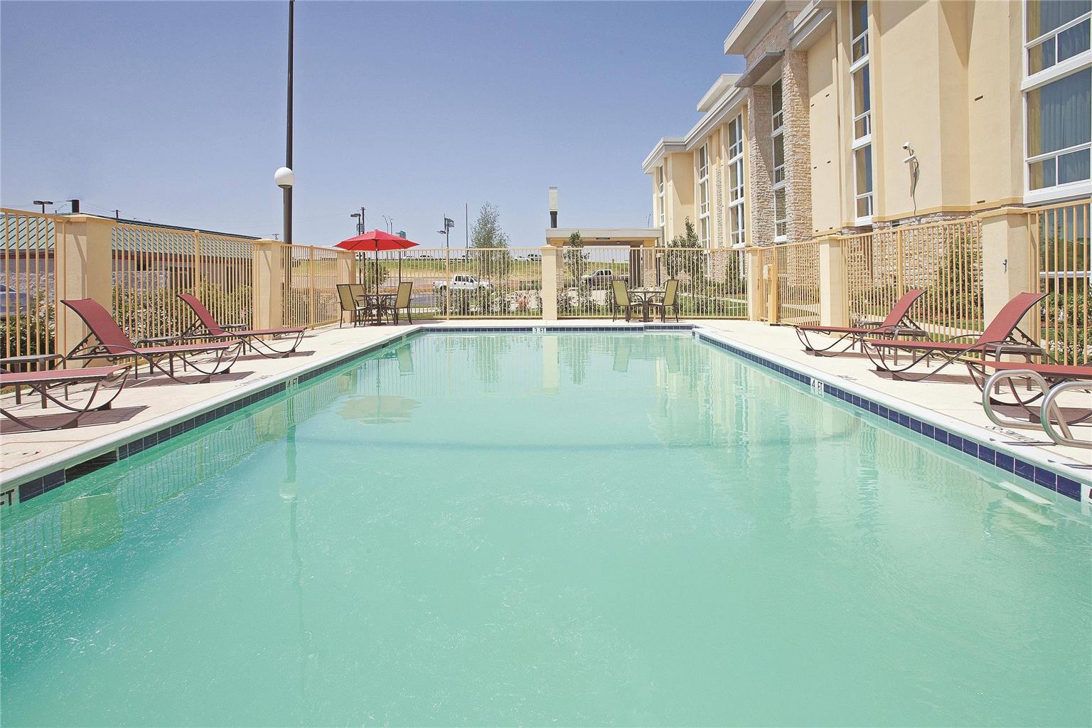 La Quinta Inn & Suites by Wyndham Dallas I 35 Walnut Hill Ln - photo 5