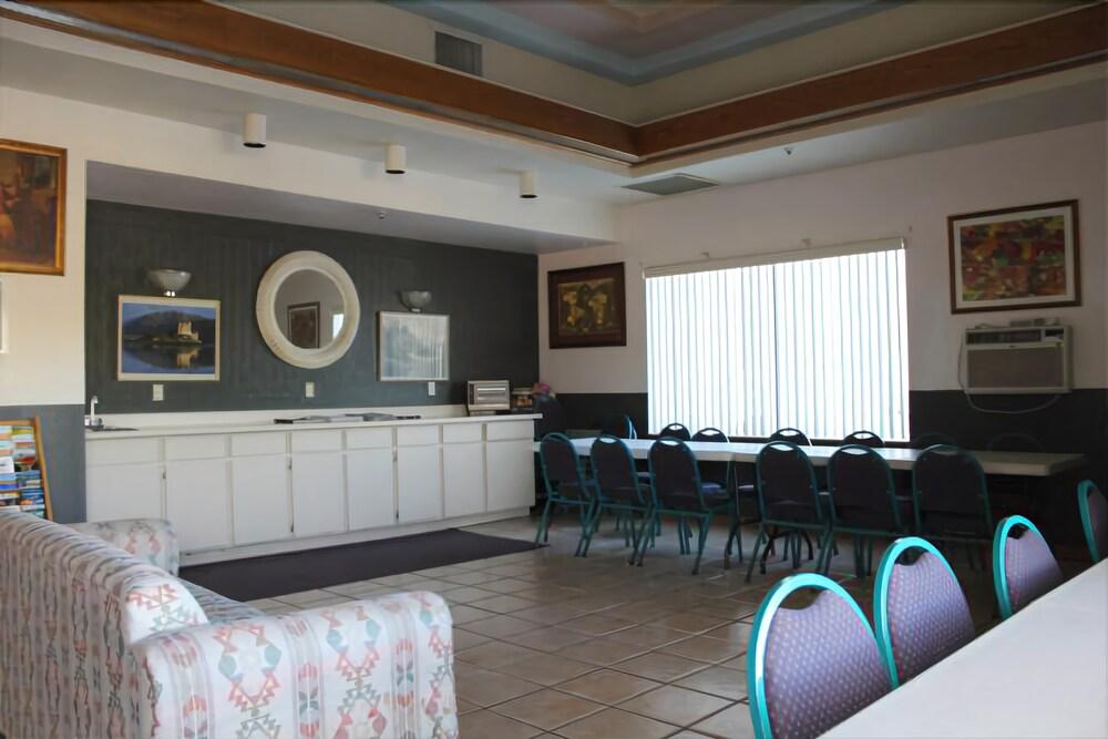 Goodnite Inn and Suites - photo 10