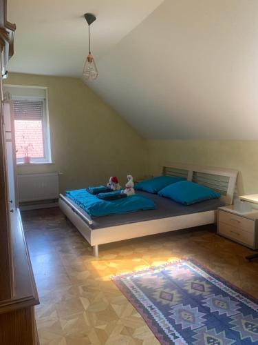 Helles Dachzimmer - carbon neutral hotel in Schenkendoebern